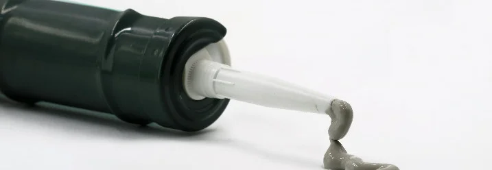 Kartusche spritzt graue Dichtmasse